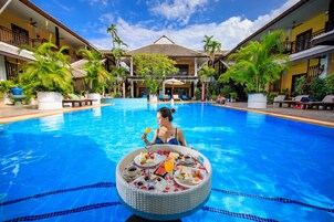 Una piscina al aire libre, sillones reclinables de piscina