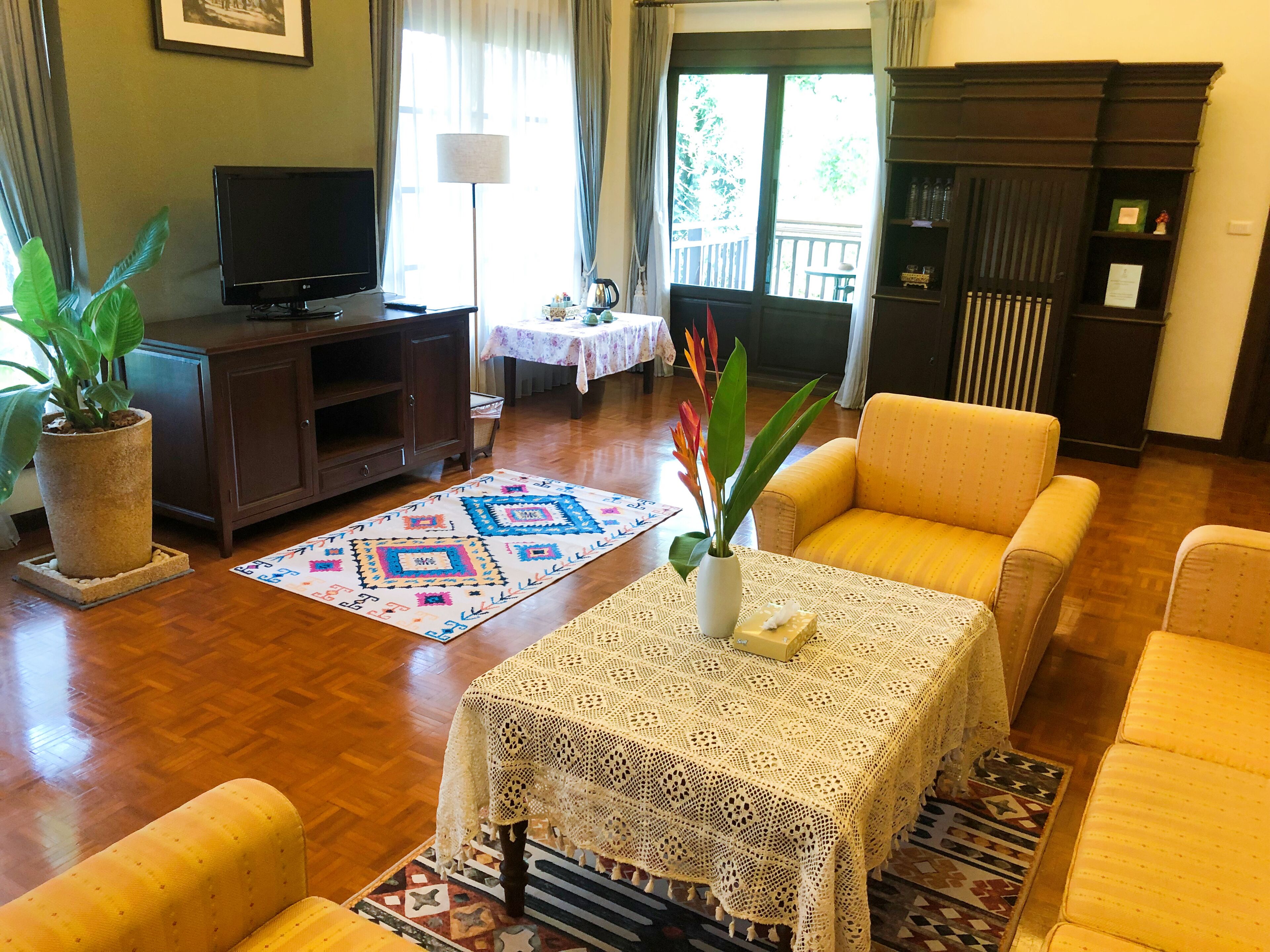 En 32-tommers Flatskjerm-TV med kabel-kanaler samt TV