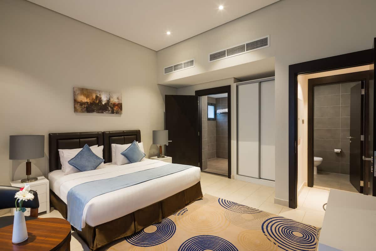 3 bedrooms, in-room safe, blackout curtains, soundproofing