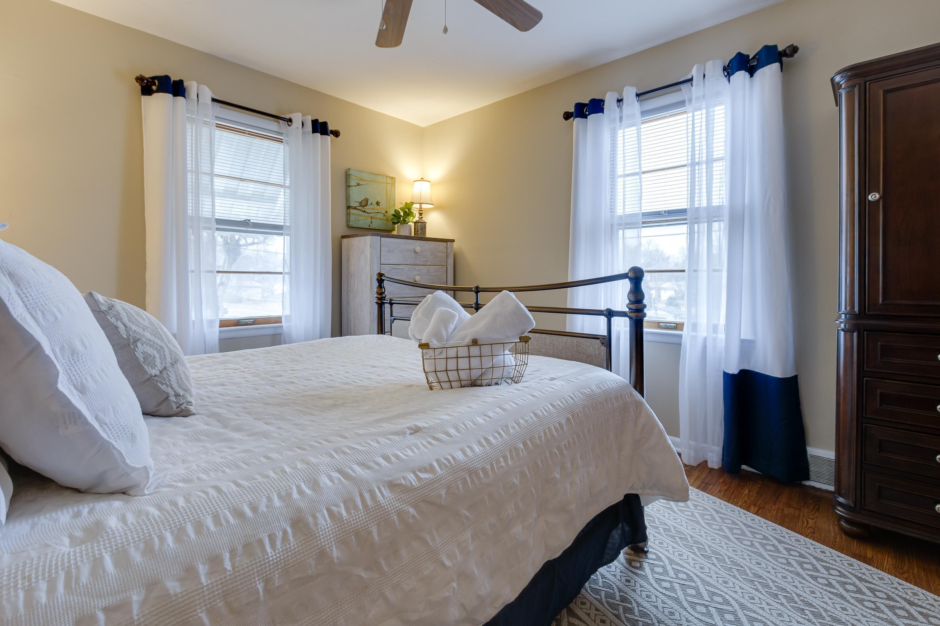 2 dormitoris, escriptori i planxa i posts de planxar 