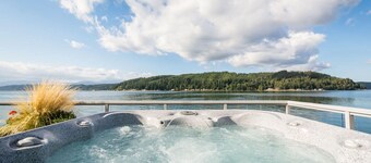 VÀggar av glas fritidshus nÀra Alderbrook Resort