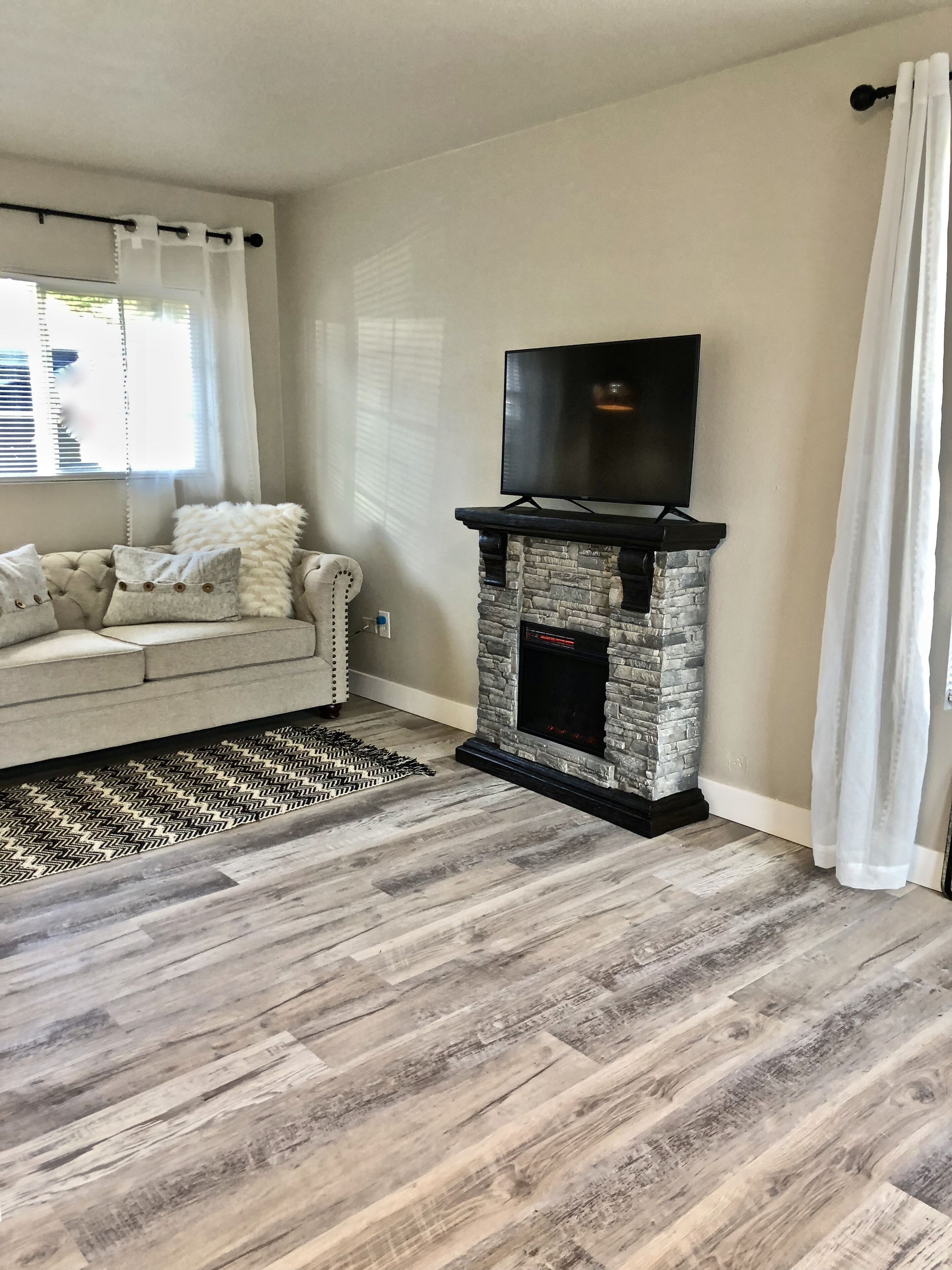 Smart TV, fireplace
