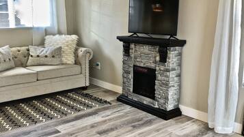 Smart TV, fireplace