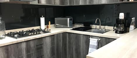 Een koelkast, een magnetron, een oven, een kookplaat