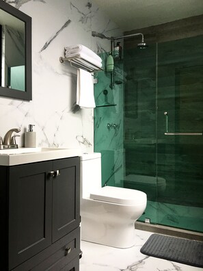 Haartrockner, Handtücher, Seife, Shampoo