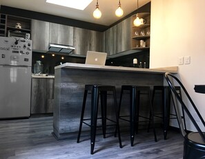 Kühlschrank, Mikrowelle, Ofen, Herdplatte