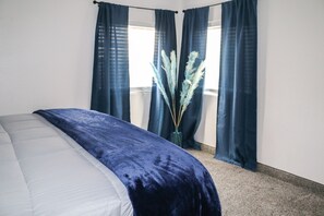 2 عدّة غرف نوم وواي فاي وملاءات أسرّة