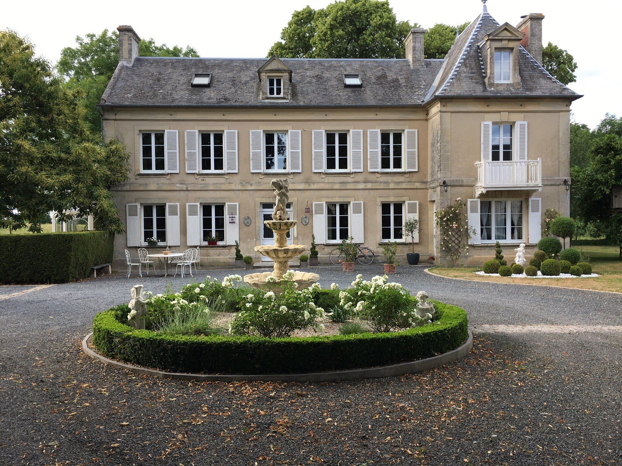 Vista frontal de la propiedad