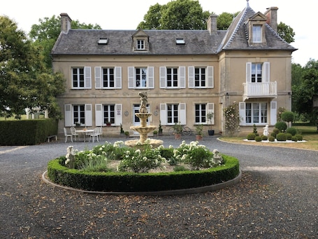 Front of property. La Part des Anges