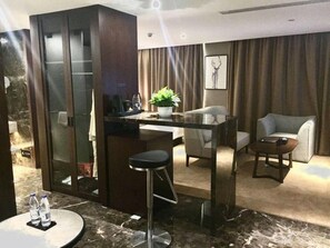 Deluxe Suite | In-room safe, desk, blackout drapes, iron/ironing board - BBHOL Elegant Hotel (Shenzhen)