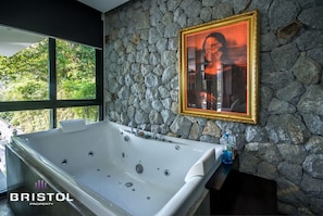 Jetted bathtub