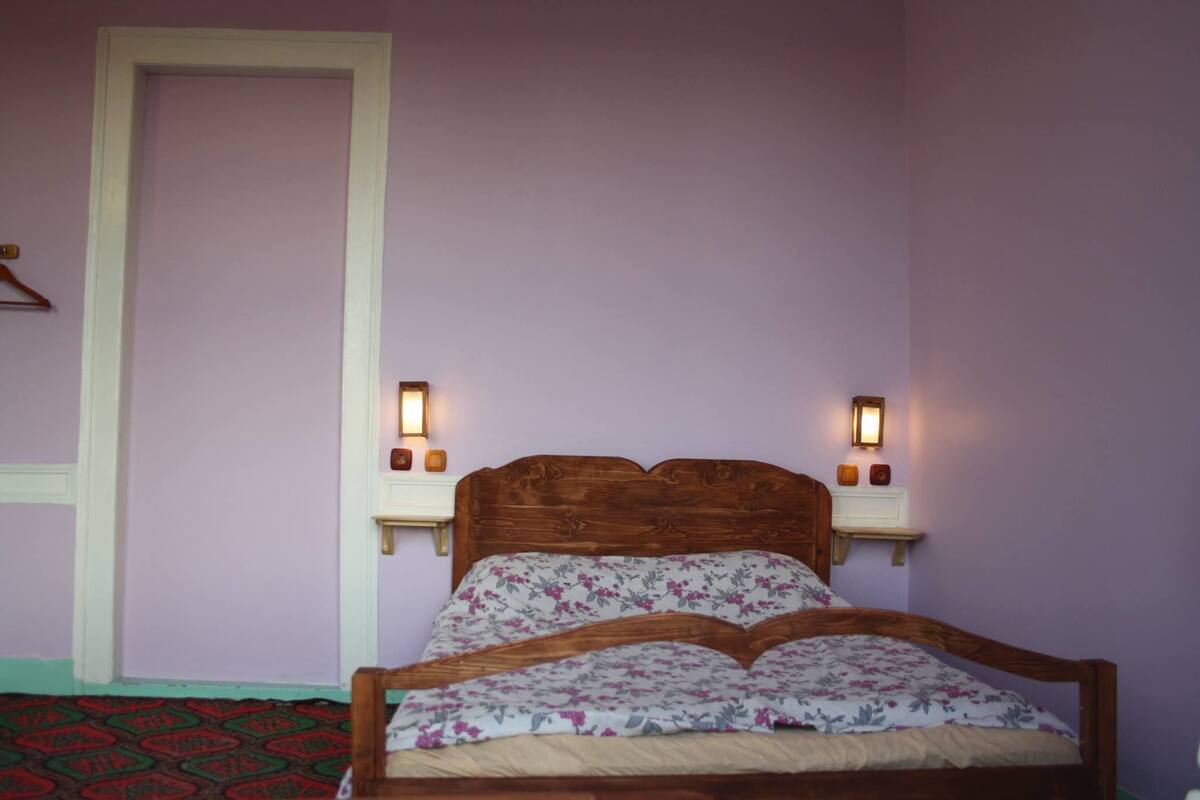 Desk, blackout drapes, soundproofing, WiFi (free)