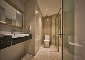 Family Quadruple Room, City View | Bathroom | Separate bathtub and shower, hydromassage showerhead, free toiletries - Truong Thinh Hotel (Ho Chi Minh City)