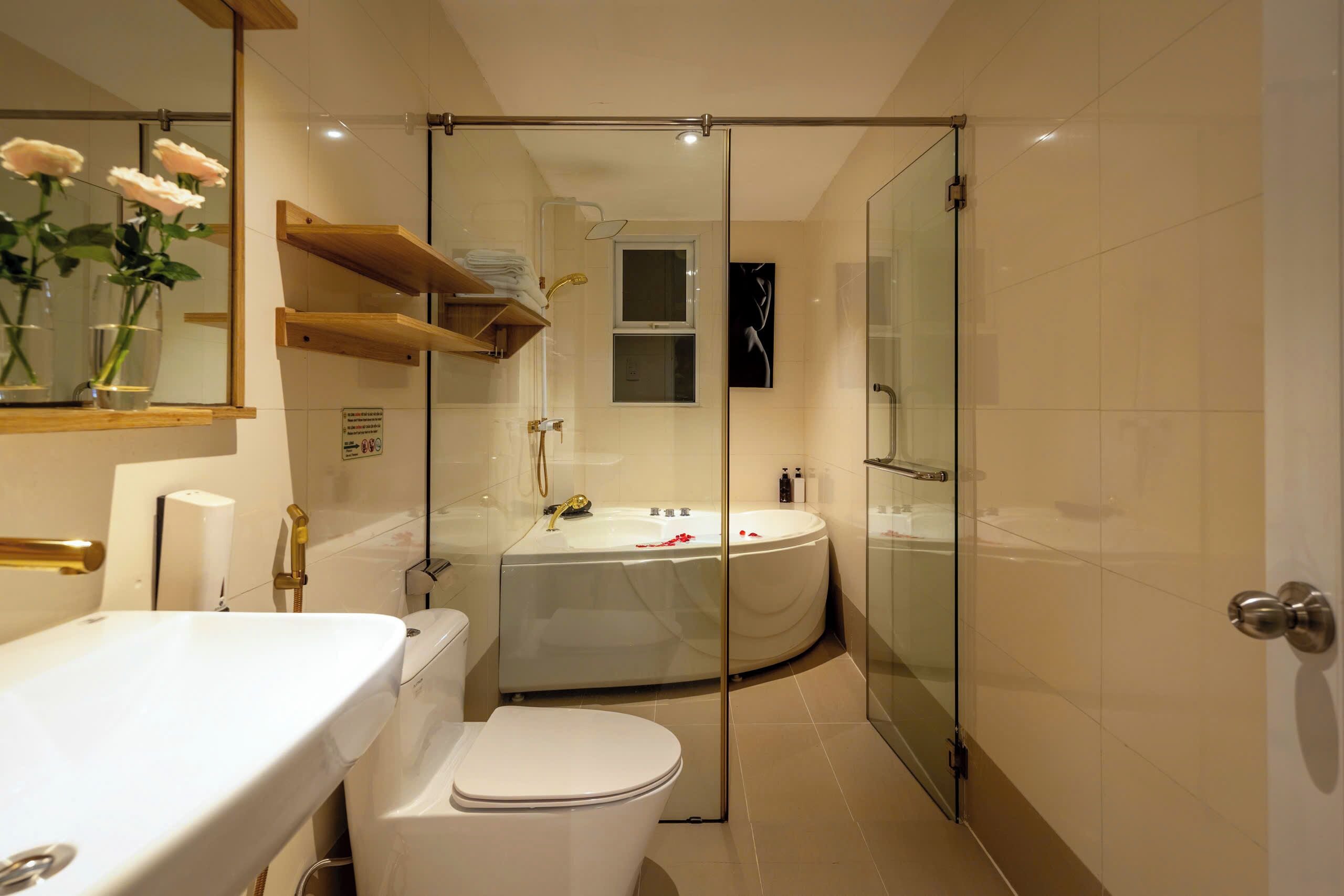 Chambre (Super VIP) | Salle de bain | Articles de toilette gratuits, sèche-cheveux, chaussons