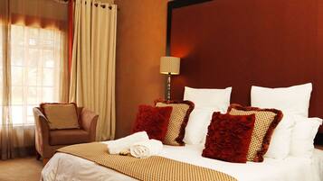 Luxury Suite | Minibar, individually decorated, individually furnished, desk