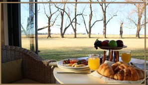 Daily full breakfast (ZAR 100 per person)