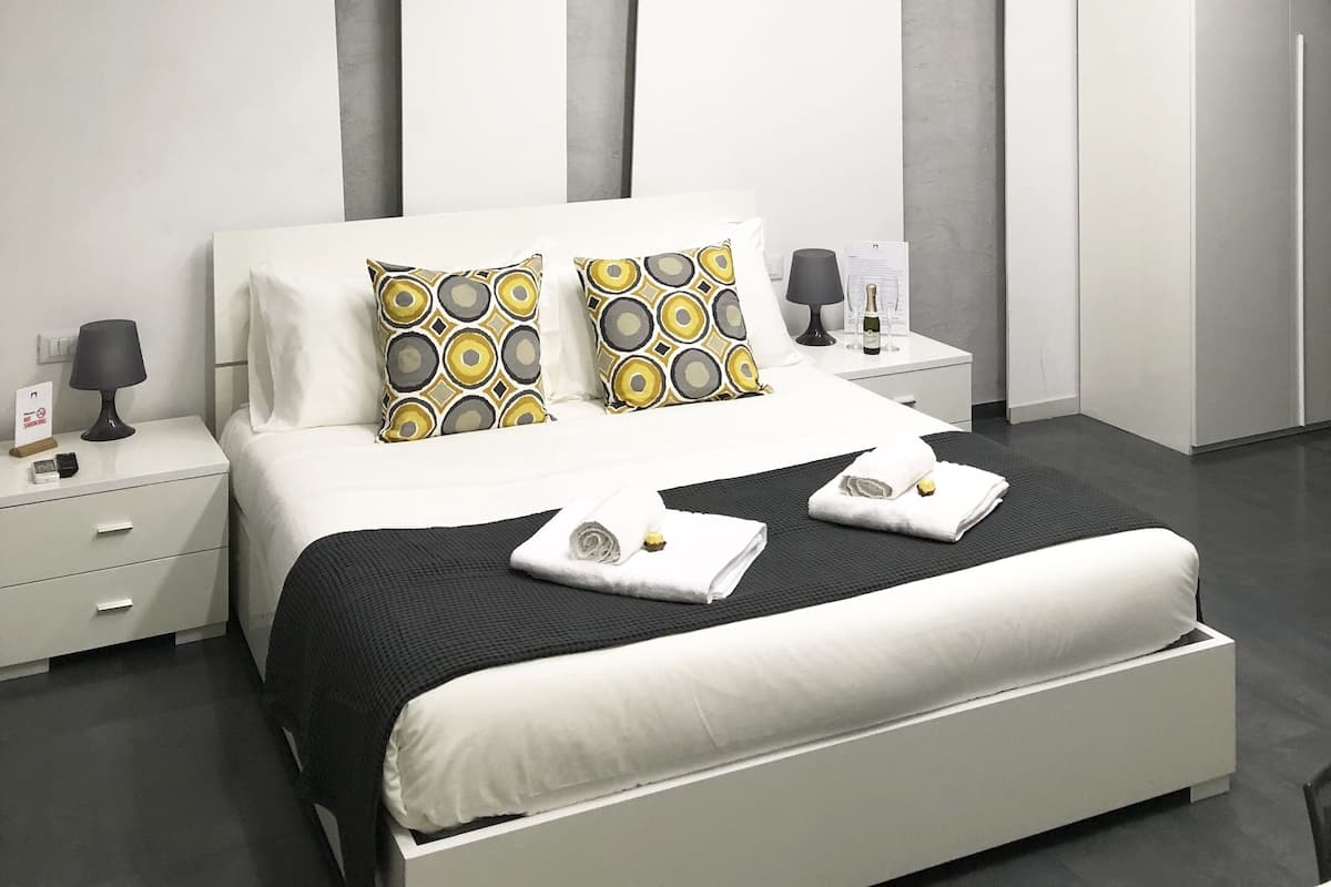Deluxe Room | 1 bedroom, desk, blackout drapes, iron/ironing board (on request)