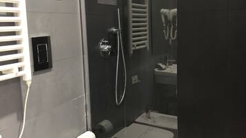 Standard Room | Badrum | Dusch, gratis toalettartiklar, hårtork och bidé