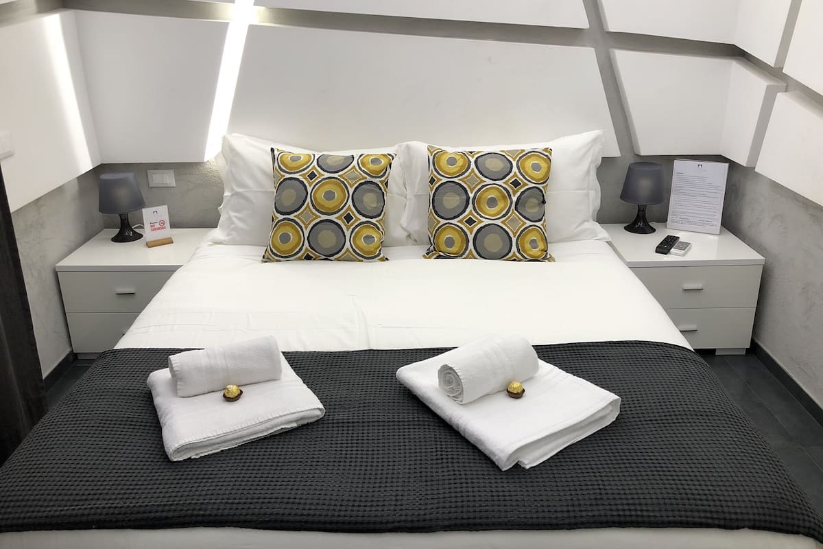 Standard Room | 1 bedroom, desk, blackout drapes, iron/ironing board (on request)