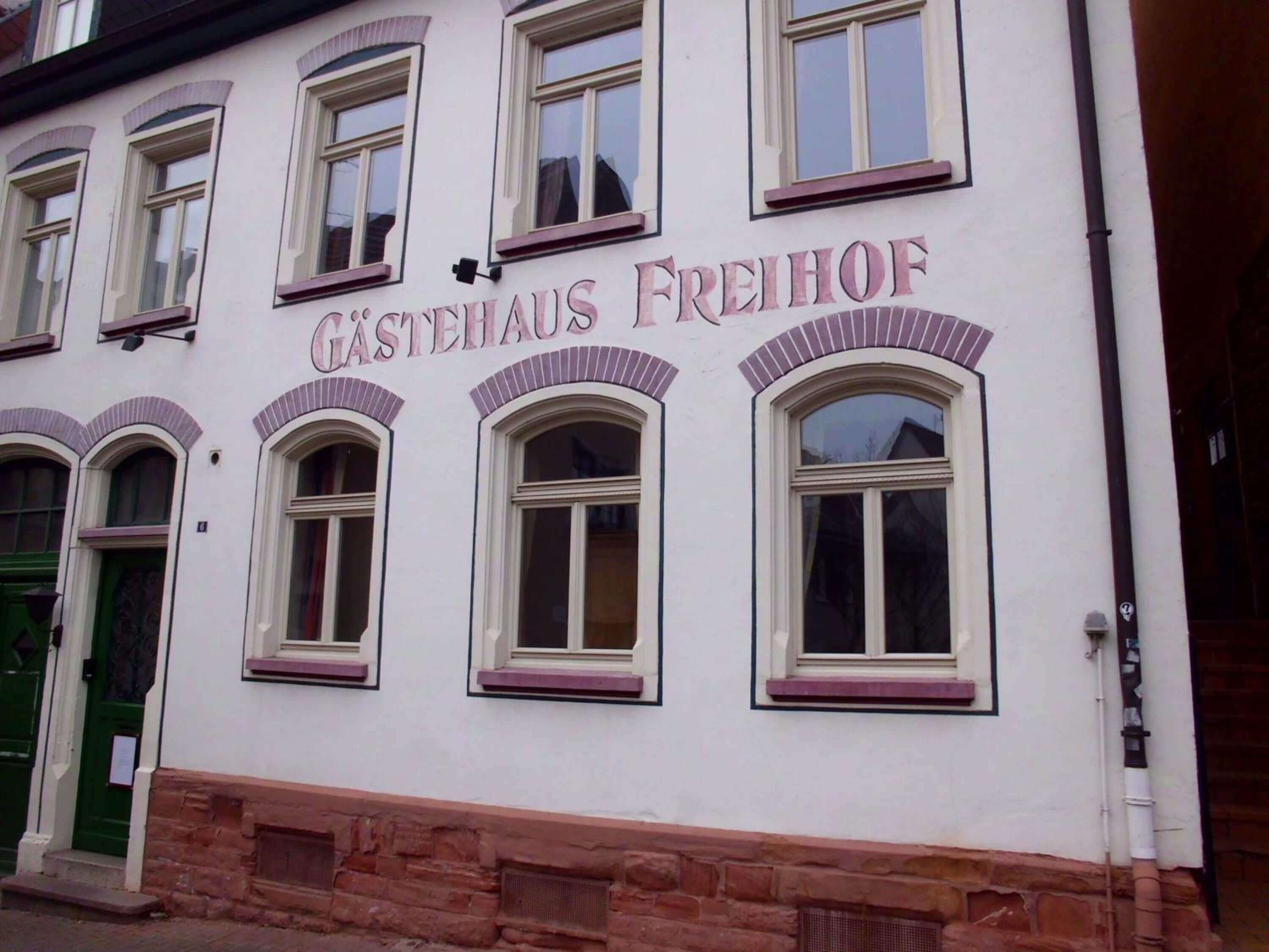 A building with the sign 'Gastehaus Freihof'.