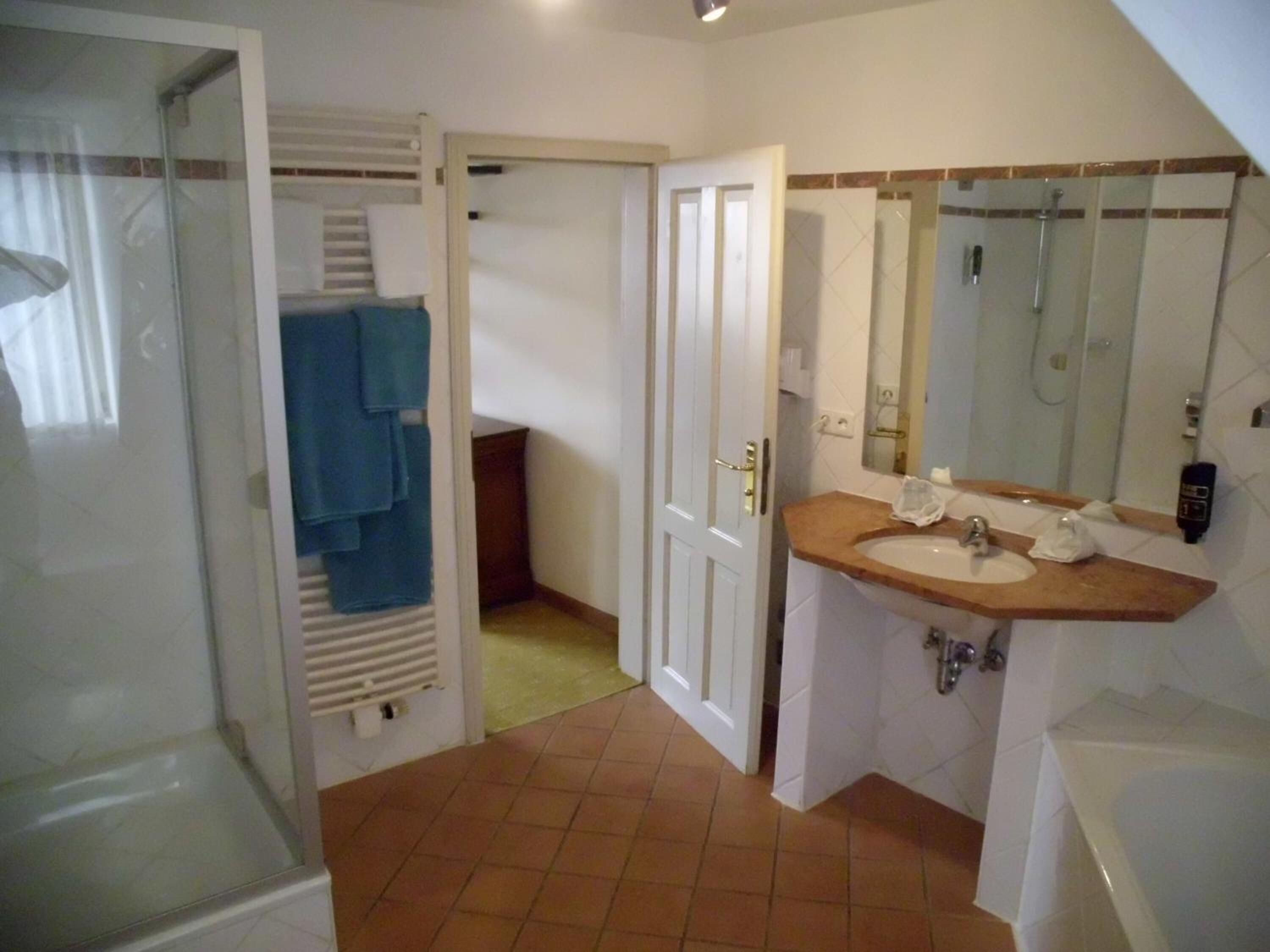 Dusche, kostenlose Toilettenartikel, Haartrockner, Handtücher