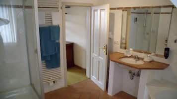 Dusche, kostenlose Toilettenartikel, Haartrockner, Handtücher