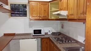 Kühlschrank, Herdplatte, Wasserkocher, Kochgeschirr/Geschirr/Besteck