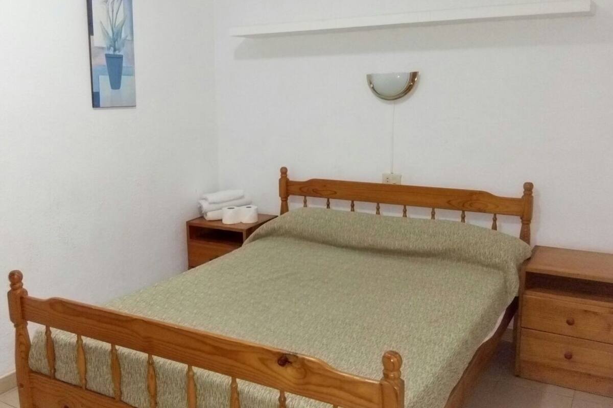 Single room in the apartment with Shared Bathroom and shared kitchen | Iron/ironing board (on request), bed sheets