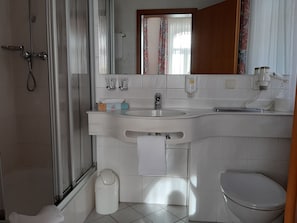 Máy sấy tóc, khăn tắm