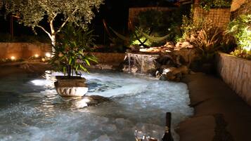 Utomhuspool och solstolar