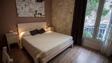 Standard dubbelrum - icke-rökare | Duntäcken, memory foam-madrasser, minibar och skrivbord