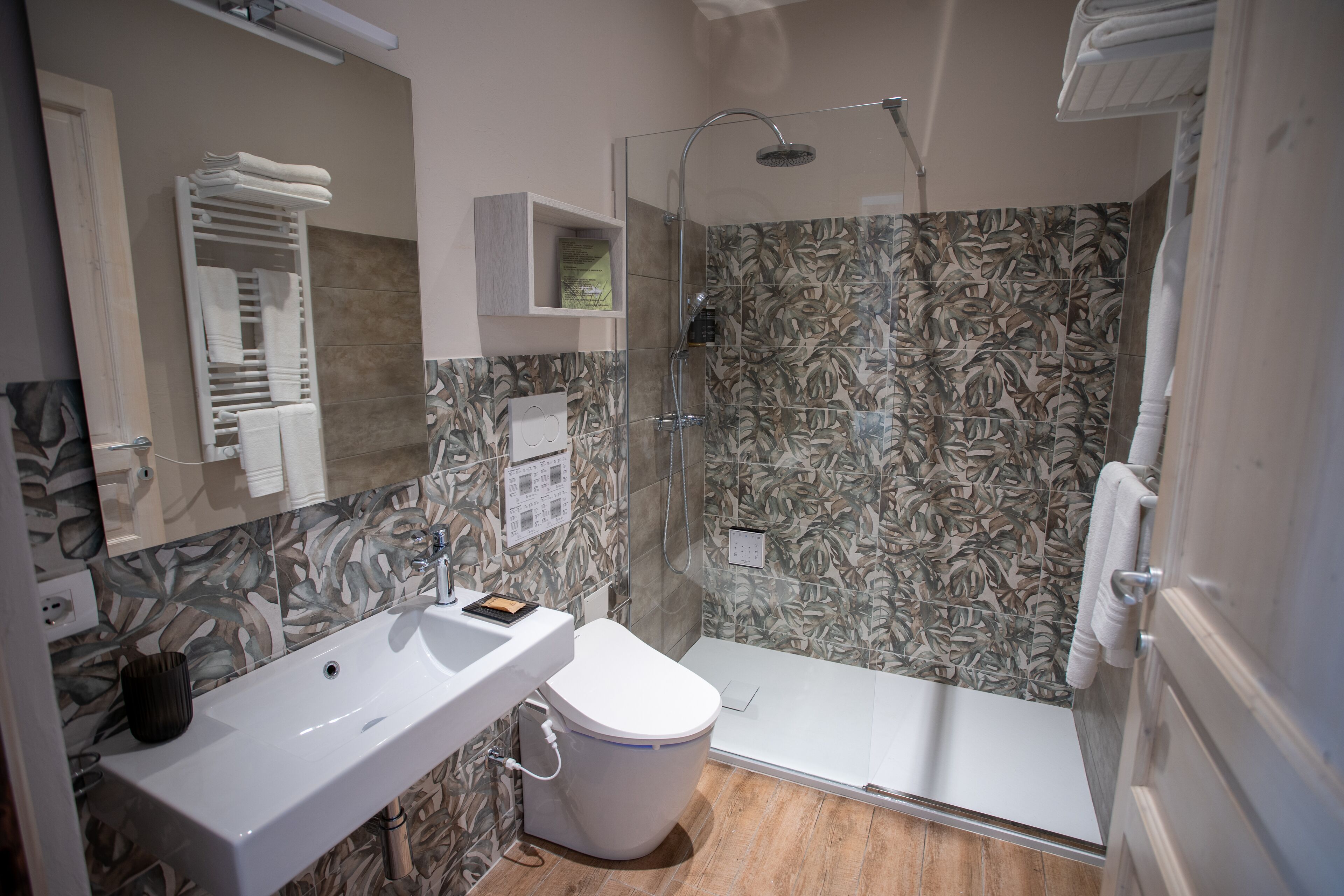 Doppia Comfort, non fumatori, vista valle | Bagno | Doccia, soffione a pioggia, set di cortesia gratuito, asciugacapelli