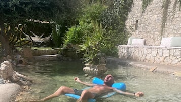 Piscina all'aperto, lettini