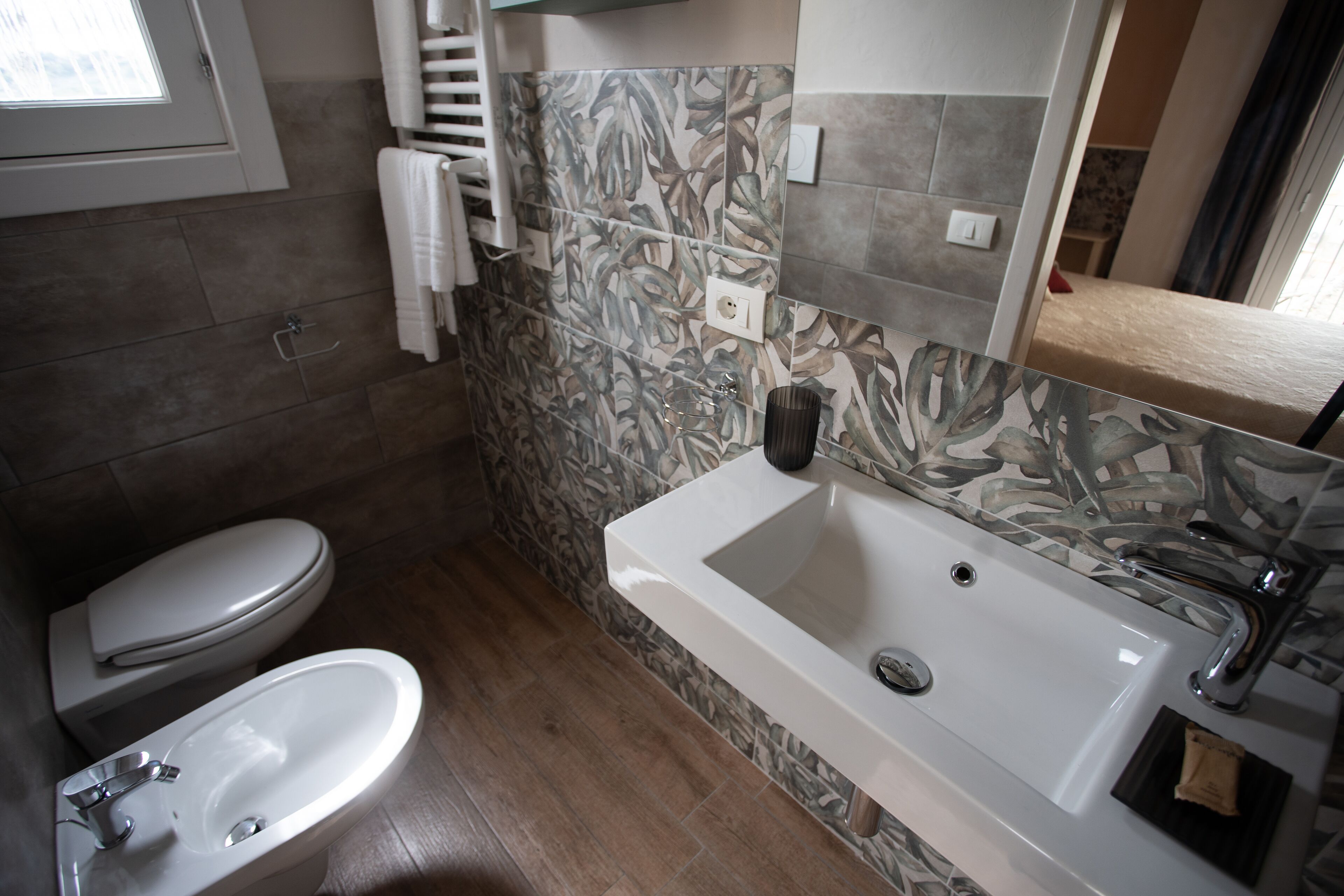 Un baño con inodoro, lavabo y bañera.