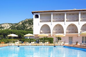 Seasonal outdoor pool, pool loungers - Hotel Cormorano (Arzachena)