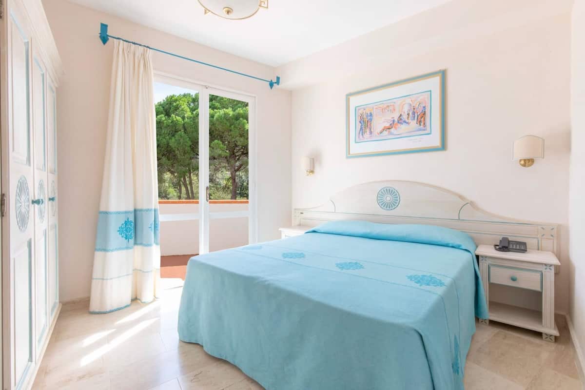 In-room safe, desk, blackout drapes, soundproofing