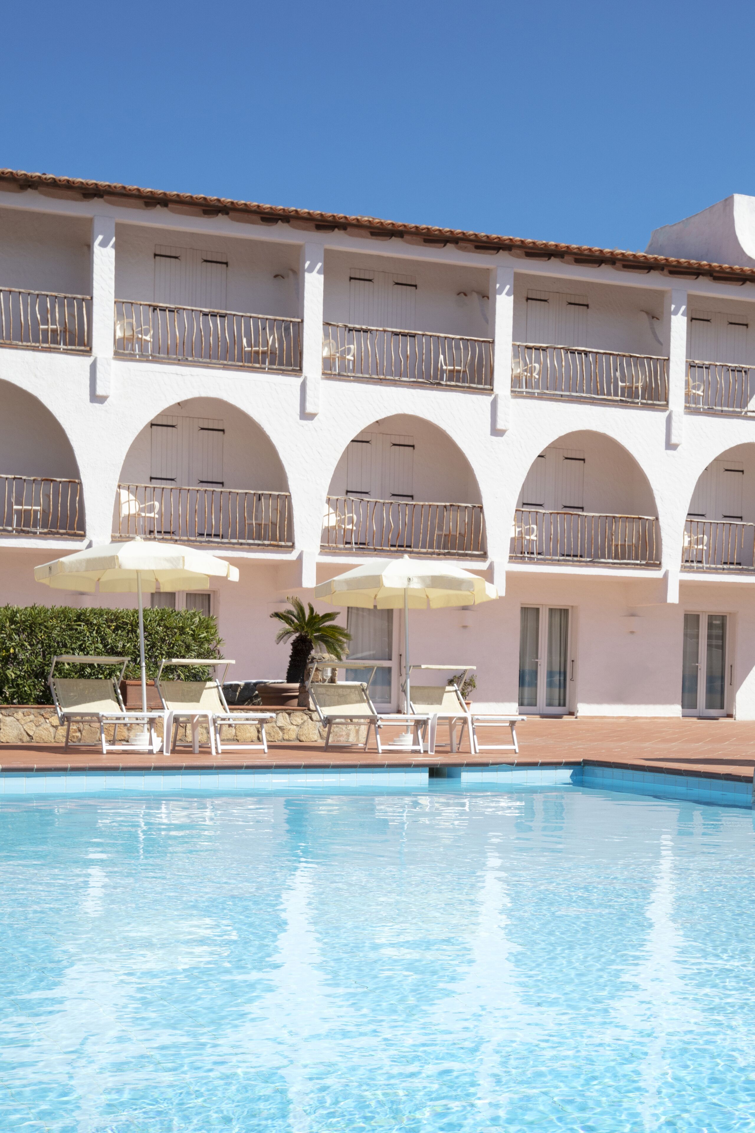 季節性室外游泳池，提供日光浴躺椅