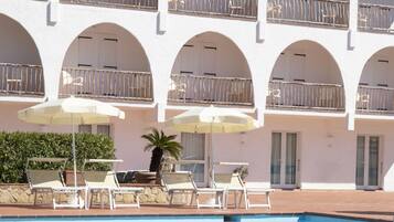 Alberca al aire libre por temporada y camastros