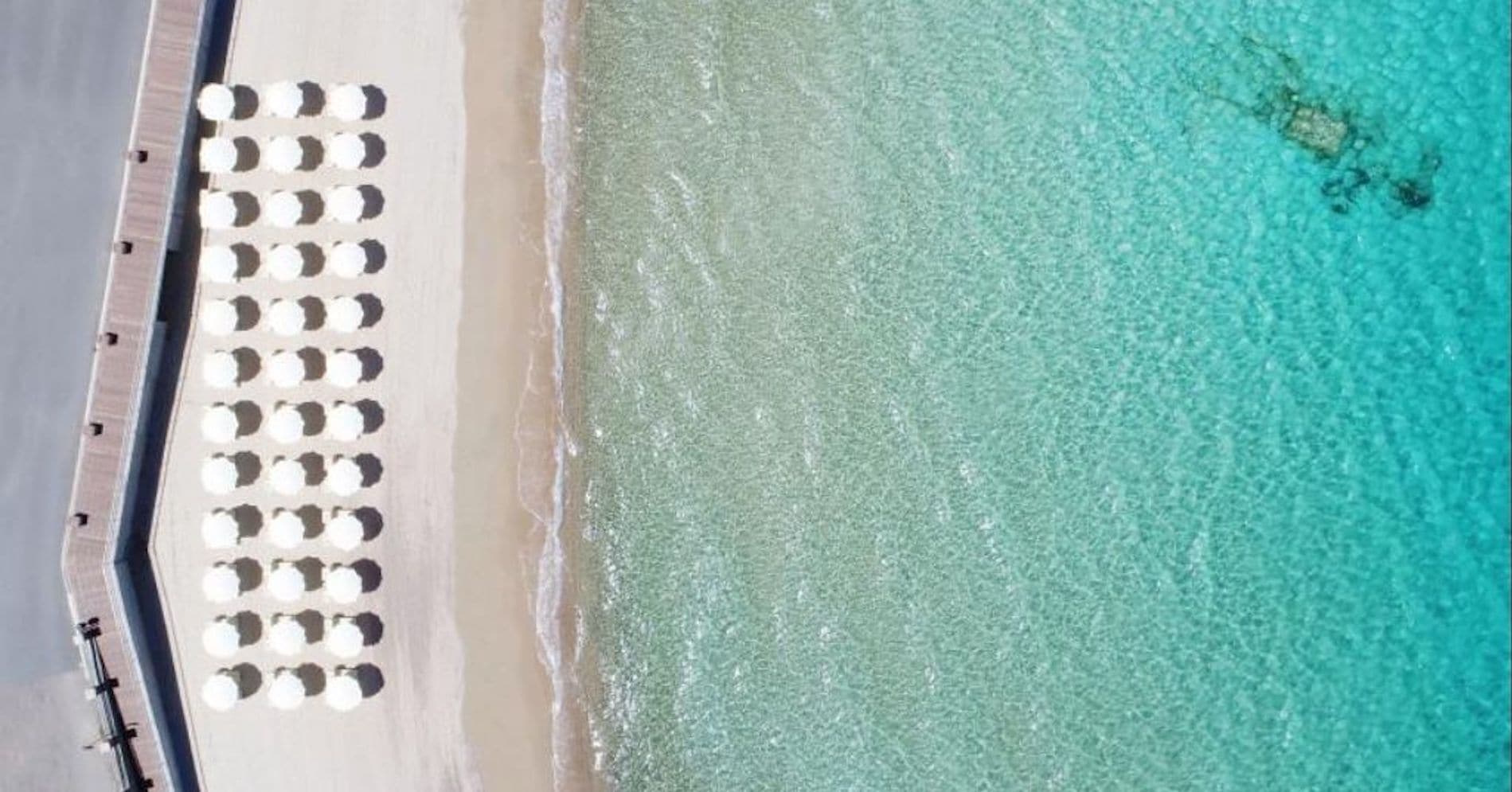 Privatstrand in der Nähe, weißer Sandstrand, Strandbar