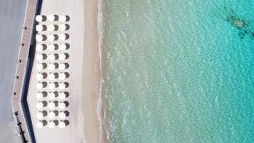 Privatstrand in der Nähe, weißer Sandstrand, Strandbar