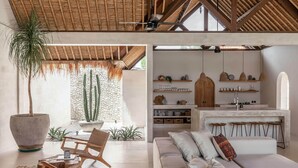 Biệt thự có thiết kế đặc sắc, 4 phòng ngủ, quang cảnh hồ bơi | Phòng khách | TV LED 