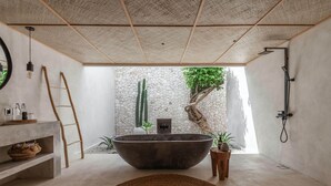 Biệt thự có thiết kế đặc sắc, 4 phòng ngủ, quang cảnh hồ bơi | Phòng tắm | Bồn tắm và buồng tắm vòi sen riêng, bồn tắm ngâm 