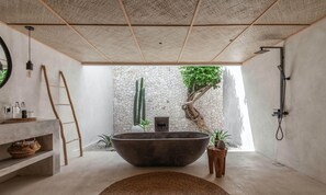 Vila design, 4 quartos, vista para a piscina | Banheiro | Banheira e chuveiro separados, banheira de imersão