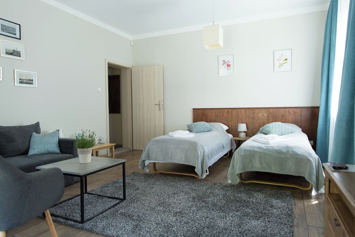 Tabla de planchar con plancha, wifi gratis y ropa de cama