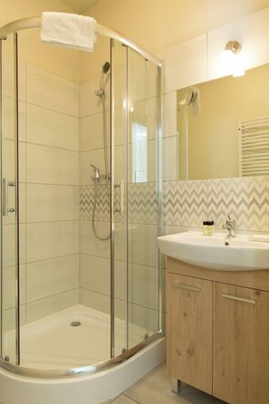 Amenidades de baño gratuitas, secadora de cabello, toallas 