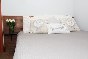 Tabla de planchar con plancha, wifi gratis y ropa de cama