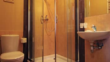 Family Room | Bathroom | Free toiletries, hair dryer, towels