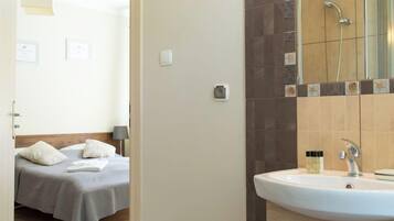 Double Room, Balcony (6) | Bathroom | Free toiletries, hair dryer, towels