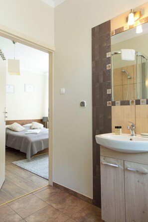 Doppelzimmer, Balkon (6) | Badezimmer