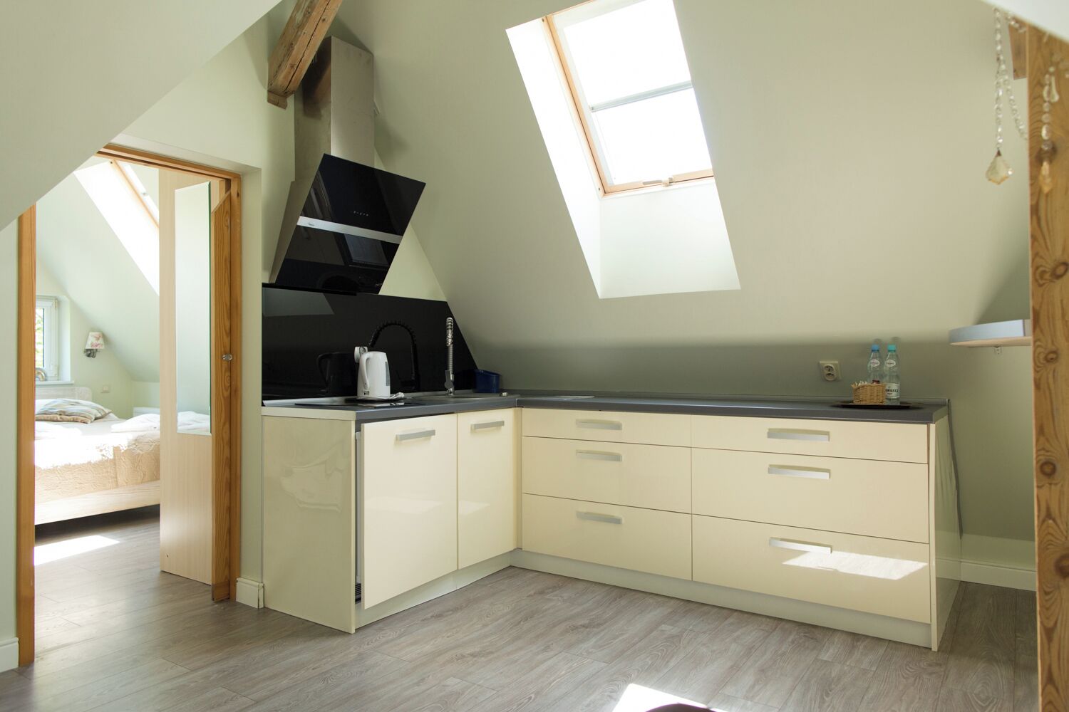 Appartement, kitchenette | Privékeuken | Een koffiezetapparaat/waterkoker, een waterkoker